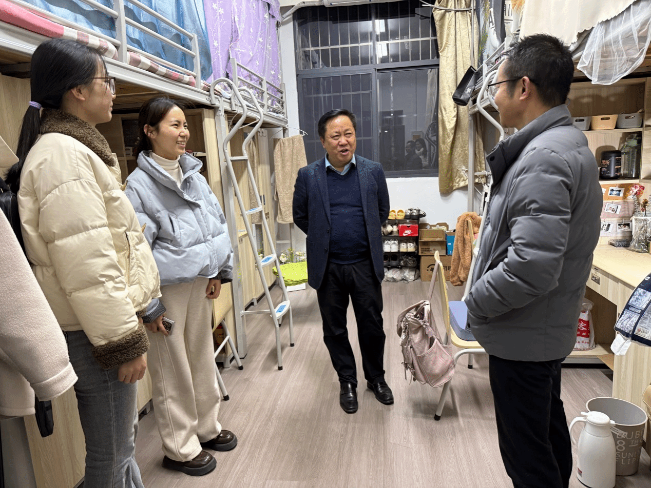 正规赌博平台
领导班子深入宿舍走访慰问返校学生